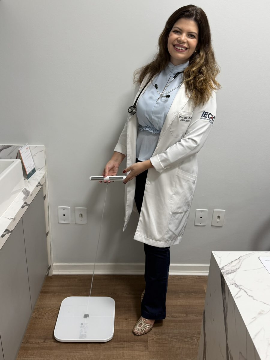Dra. Ivy de Paula com a balança de bioimpedância no consultório
